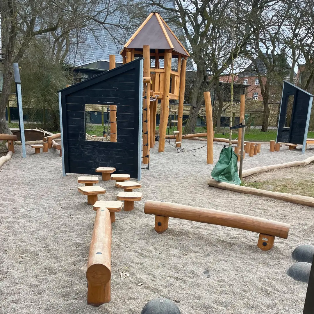 vigen-legeplads-eksempel-paa-naturlegeplads-monteret-levering-af-copla-legepladser-